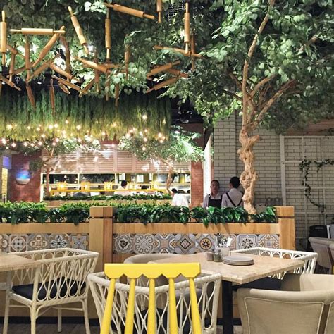 restaurants in century city mall.
